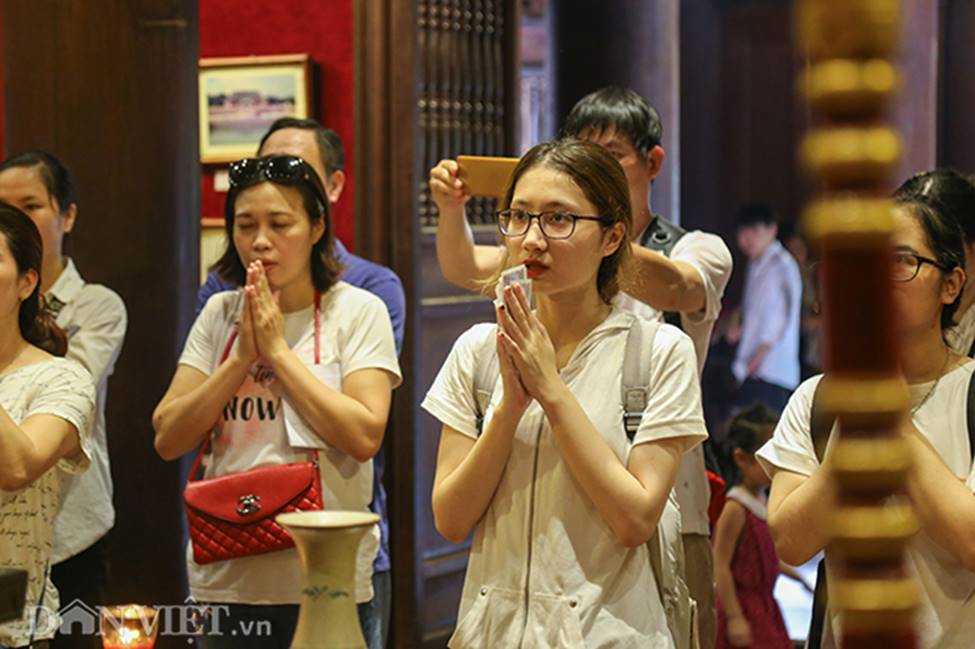 Kỳ thi THPT Quốc gia 2019: Sĩ tử chen nhau thắp hương ở Văn Miếu-6