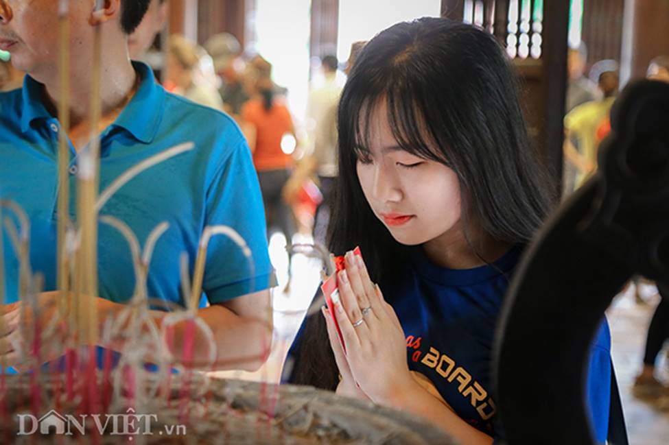 Kỳ thi THPT Quốc gia 2019: Sĩ tử chen nhau thắp hương ở Văn Miếu-7