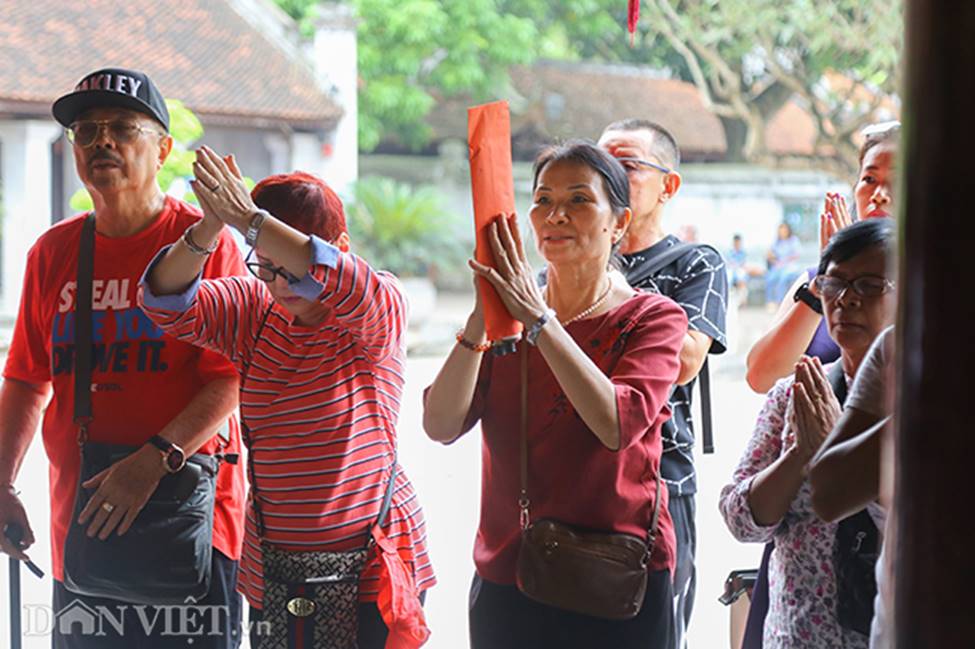 Kỳ thi THPT Quốc gia 2019: Sĩ tử chen nhau thắp hương ở Văn Miếu-8