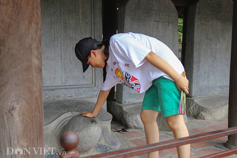 Kỳ thi THPT Quốc gia 2019: Sĩ tử chen nhau thắp hương ở Văn Miếu-9