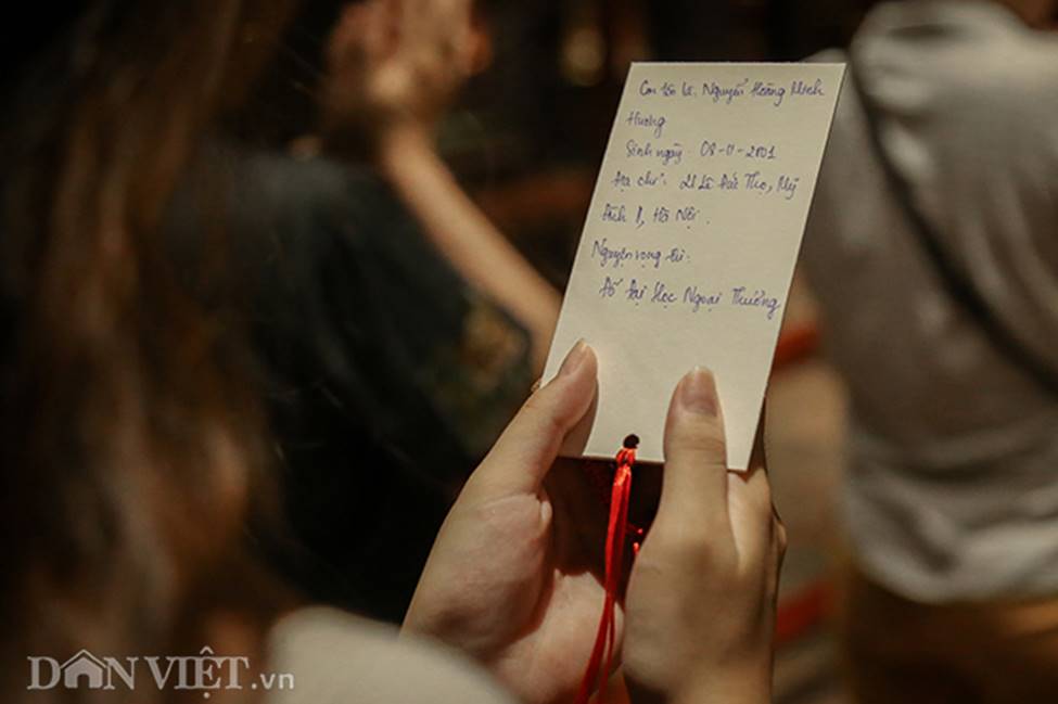 Kỳ thi THPT Quốc gia 2019: Sĩ tử chen nhau thắp hương ở Văn Miếu-14