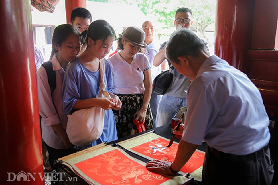 Kỳ thi THPT Quốc gia 2019: Sĩ tử chen nhau thắp hương ở Văn Miếu-15