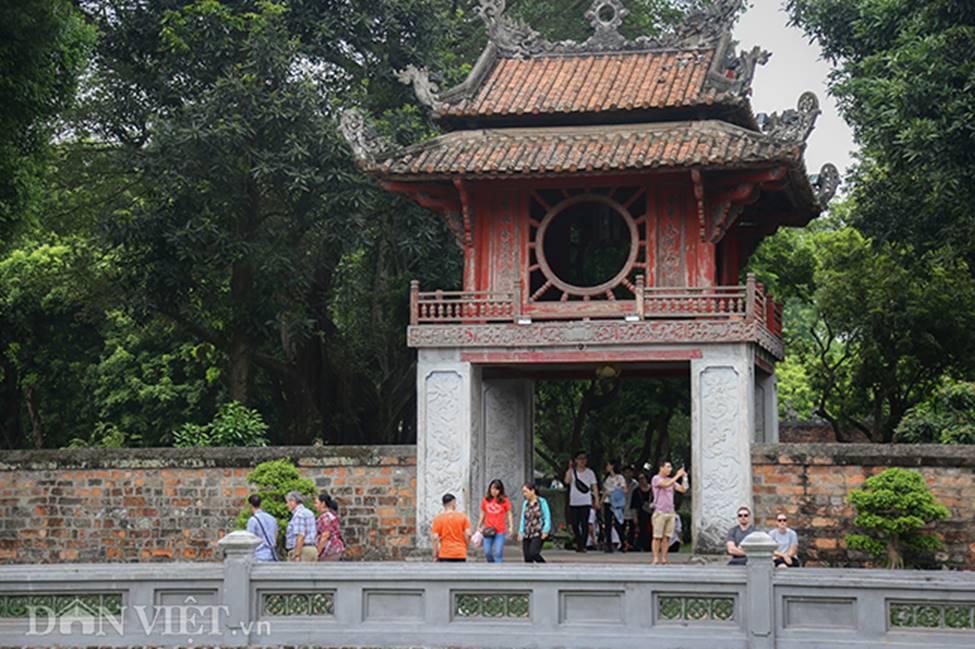 Kỳ thi THPT Quốc gia 2019: Sĩ tử chen nhau thắp hương ở Văn Miếu-16