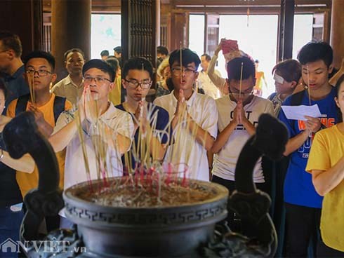 Kỳ thi THPT Quốc gia 2019: Sĩ tử chen nhau thắp hương ở Văn Miếu