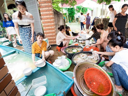 Ăn cưới xong, xắn tay cùng cô dâu rửa cả chục mâm bát: Hội chị em đang gây xôn xao khắp MXH