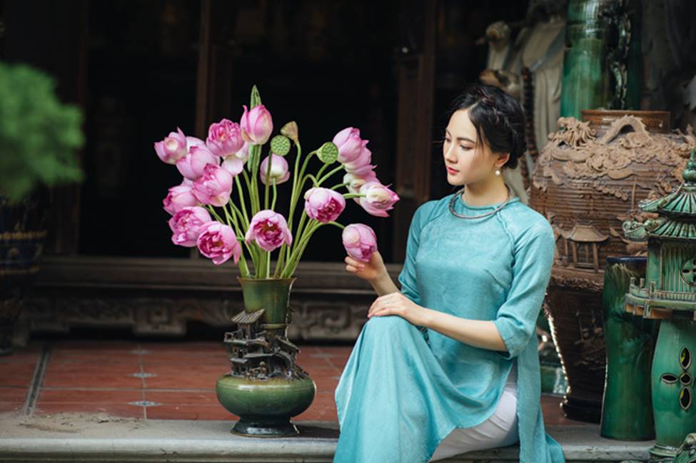 Thiếu nữ Hà thành và sen: Hình ảnh thiếu nữ thanh tú trong áo dài và bông sen tô điểm cho bức tranh với nét vẽ cực kỳ tinh tế, sẽ khiến bạn trầm trồ trước sự thanh tao, vẻ đẹp của hai yếu tố đại diện cho nét văn hóa đẹp của Việt Nam.