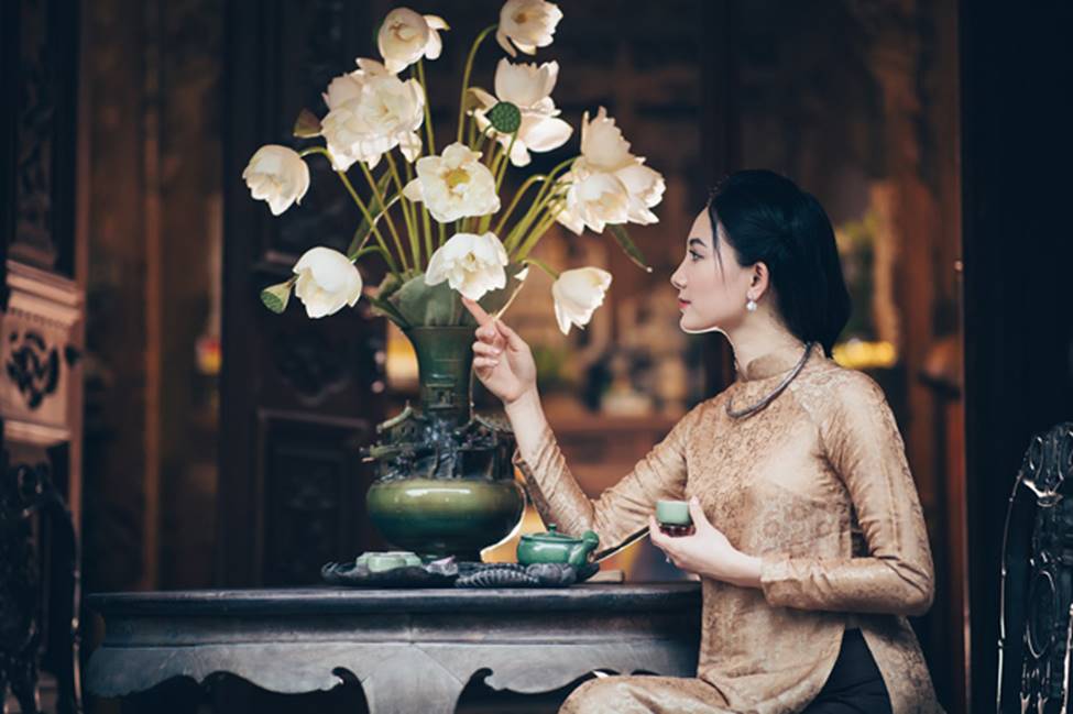 Diện áo dài chụp ảnh cùng sen, thiếu nữ Hà thành đẹp như một bức tranh-12