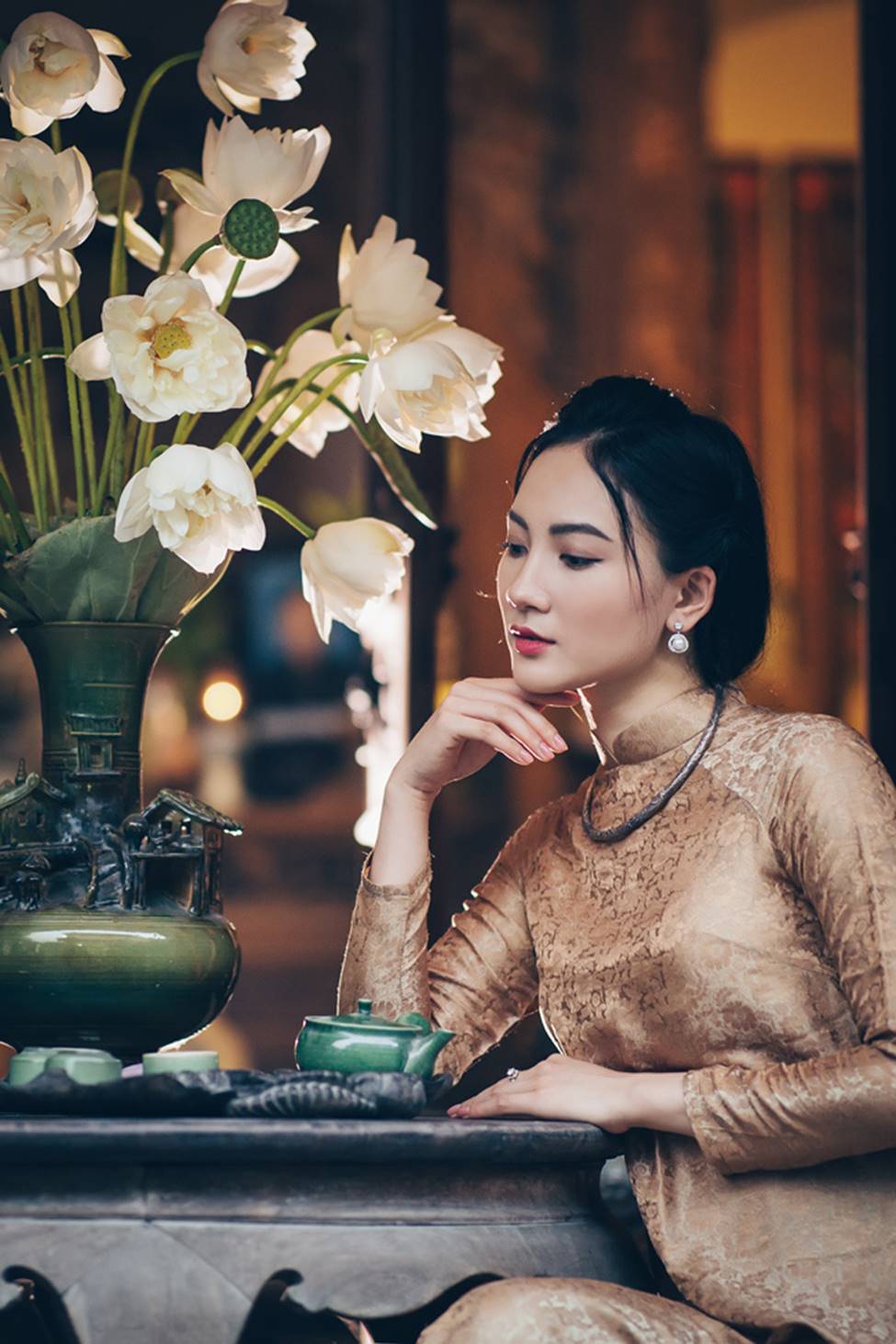 Diện áo dài chụp ảnh cùng sen, thiếu nữ Hà thành đẹp như một bức tranh-13