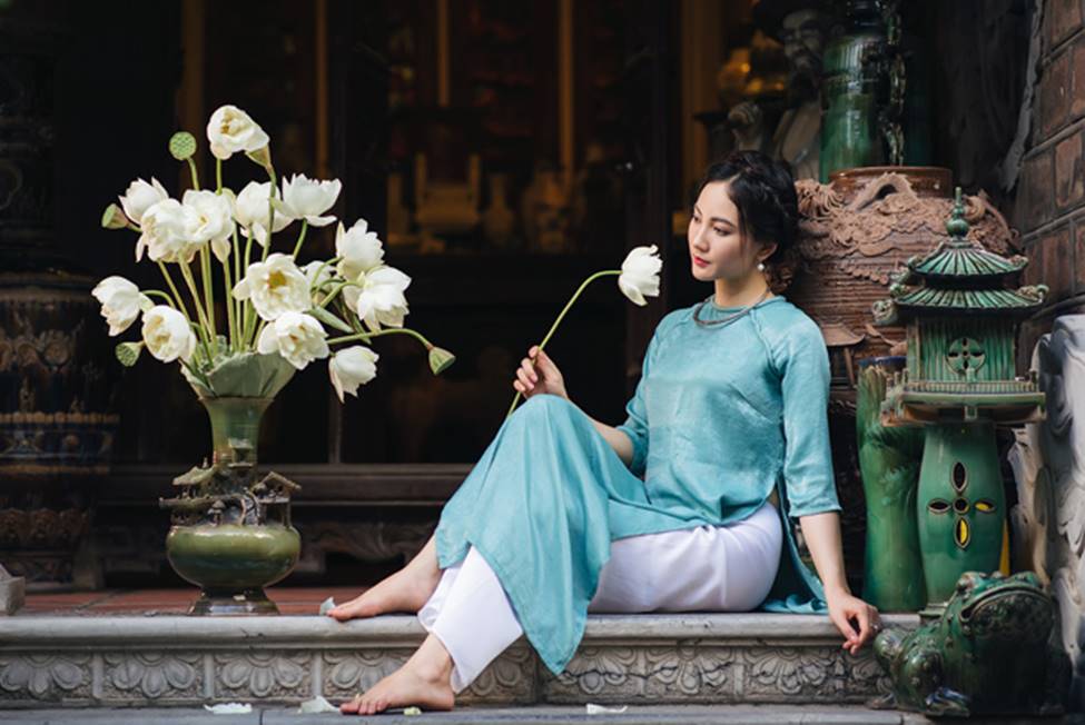 Diện áo dài chụp ảnh cùng sen, thiếu nữ Hà thành đẹp như một bức tranh-8