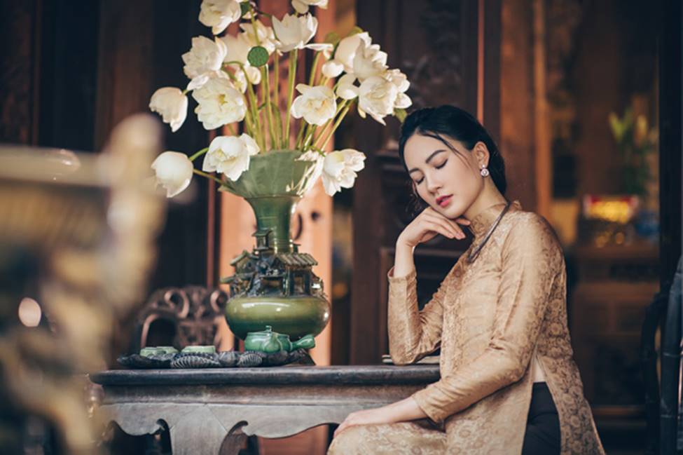 Diện áo dài chụp ảnh cùng sen, thiếu nữ Hà thành đẹp như một bức tranh-15