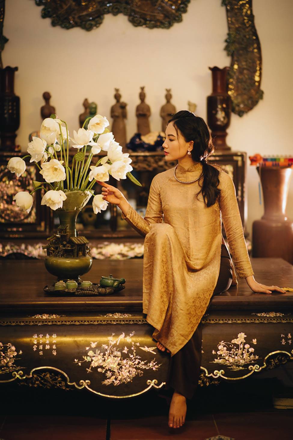 Diện áo dài chụp ảnh cùng sen, thiếu nữ Hà thành đẹp như một bức tranh-19