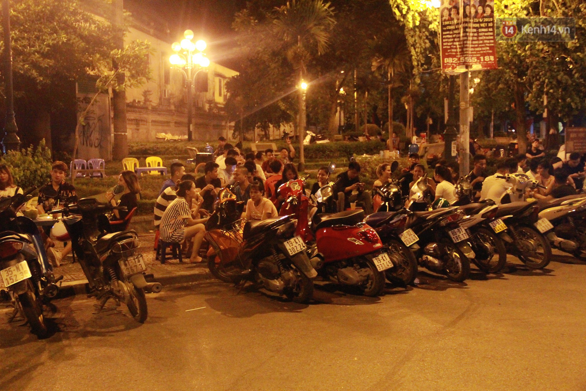 Nắng nóng sắp chấm dứt, người Hà Nội rủ nhau ra Hồ Tây hóng mát trong đêm và mong chờ mưa rào giải nhiệt-1