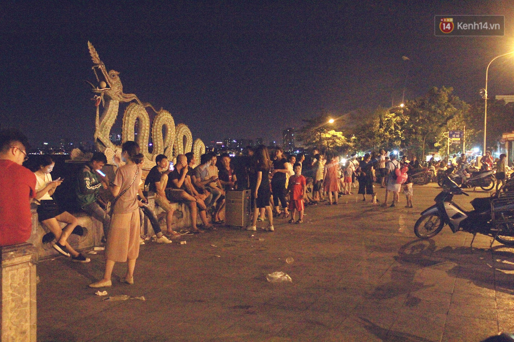 Nắng nóng sắp chấm dứt, người Hà Nội rủ nhau ra Hồ Tây hóng mát trong đêm và mong chờ mưa rào giải nhiệt-2