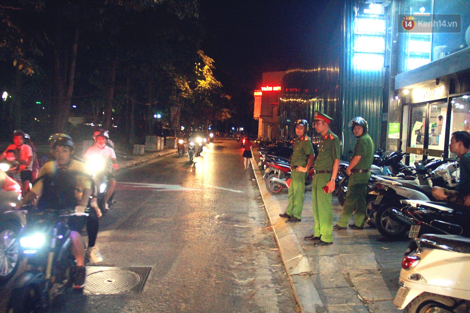 Nắng nóng sắp chấm dứt, người Hà Nội rủ nhau ra Hồ Tây hóng mát trong đêm và mong chờ mưa rào giải nhiệt-3