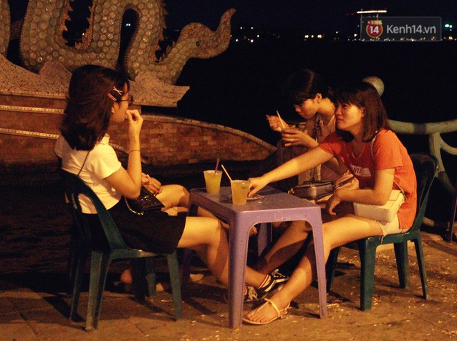 Nắng nóng sắp chấm dứt, người Hà Nội rủ nhau ra Hồ Tây hóng mát trong đêm và mong chờ mưa rào giải nhiệt-4