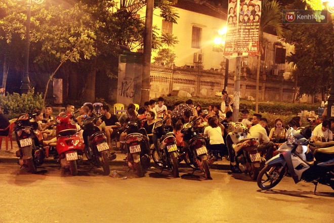 Nắng nóng sắp chấm dứt, người Hà Nội rủ nhau ra Hồ Tây hóng mát trong đêm và mong chờ mưa rào giải nhiệt-5