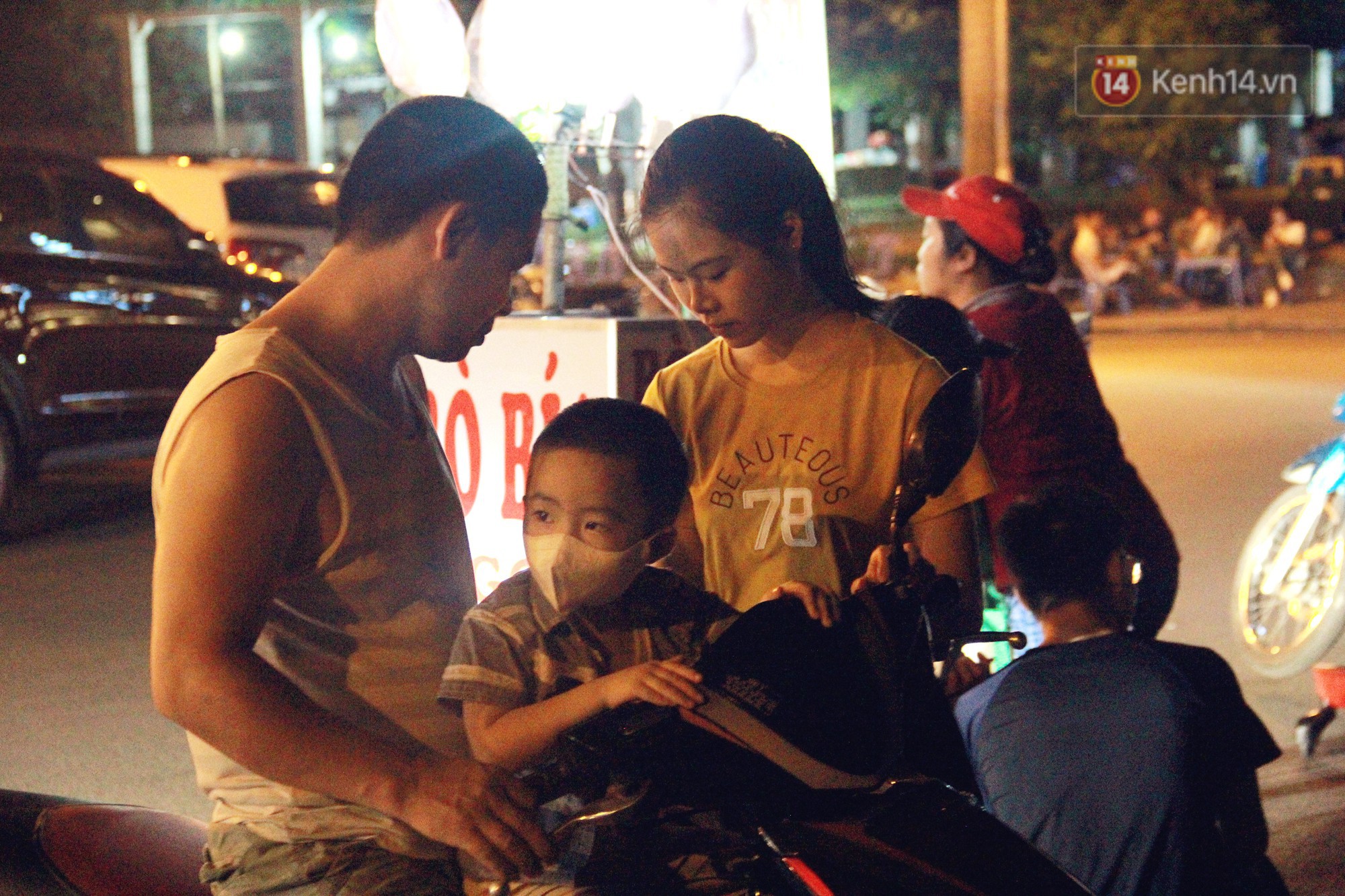 Nắng nóng sắp chấm dứt, người Hà Nội rủ nhau ra Hồ Tây hóng mát trong đêm và mong chờ mưa rào giải nhiệt-6