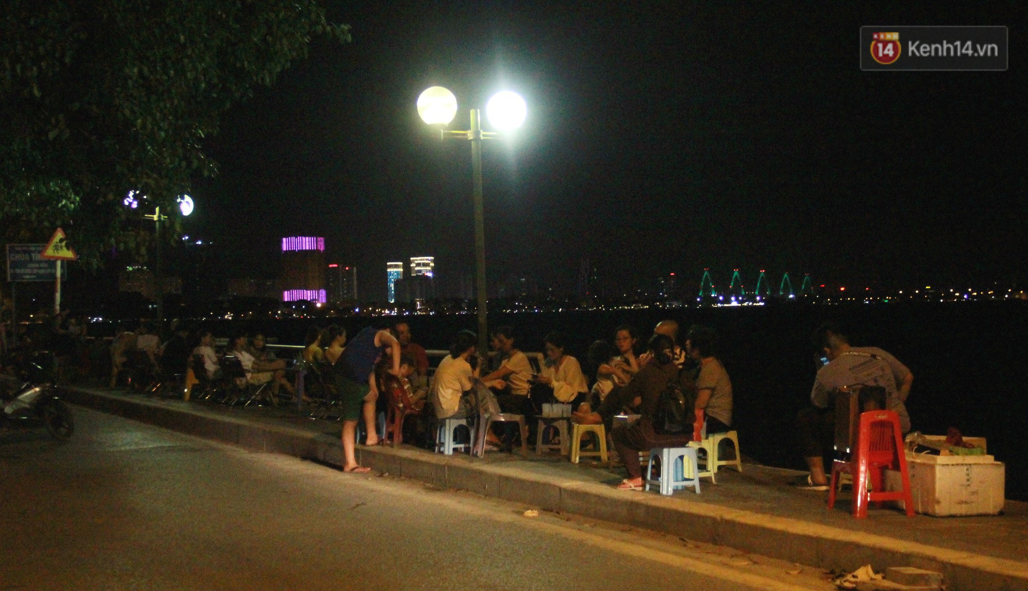 Nắng nóng sắp chấm dứt, người Hà Nội rủ nhau ra Hồ Tây hóng mát trong đêm và mong chờ mưa rào giải nhiệt-7