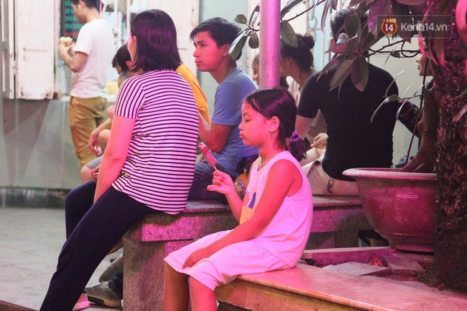 Nắng nóng sắp chấm dứt, người Hà Nội rủ nhau ra Hồ Tây hóng mát trong đêm và mong chờ mưa rào giải nhiệt-9