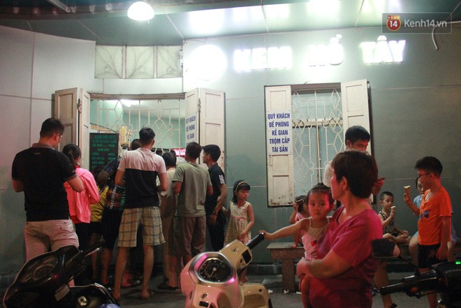 Nắng nóng sắp chấm dứt, người Hà Nội rủ nhau ra Hồ Tây hóng mát trong đêm và mong chờ mưa rào giải nhiệt-10