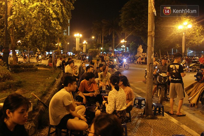 Nắng nóng sắp chấm dứt, người Hà Nội rủ nhau ra Hồ Tây hóng mát trong đêm và mong chờ mưa rào giải nhiệt-11