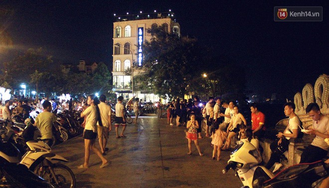 Nắng nóng sắp chấm dứt, người Hà Nội rủ nhau ra Hồ Tây hóng mát trong đêm và mong chờ mưa rào giải nhiệt-13