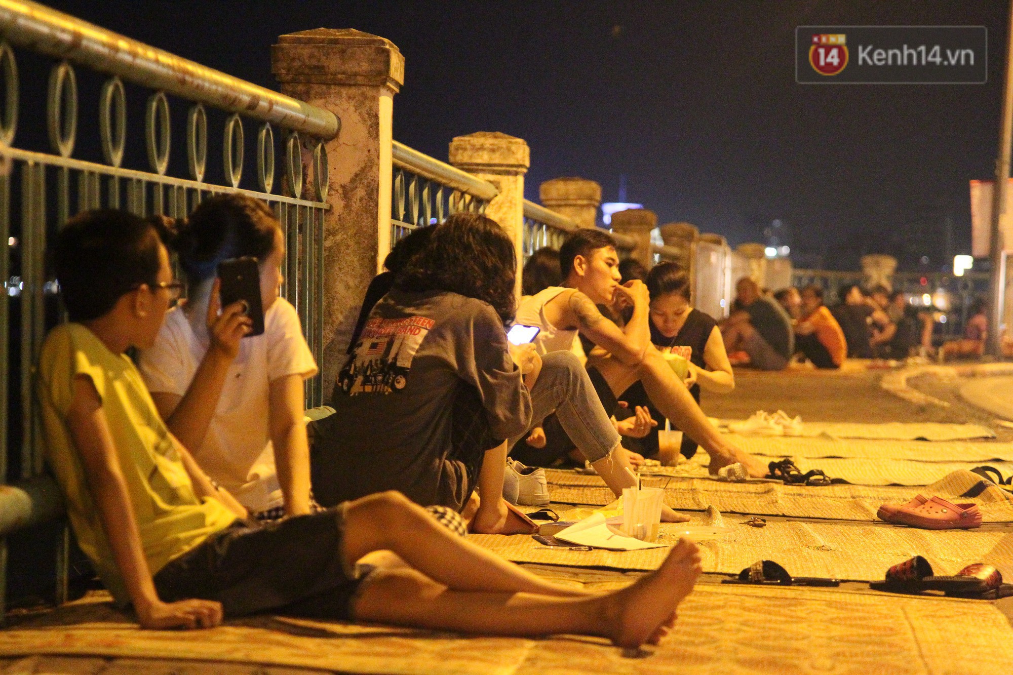 Nắng nóng sắp chấm dứt, người Hà Nội rủ nhau ra Hồ Tây hóng mát trong đêm và mong chờ mưa rào giải nhiệt-14