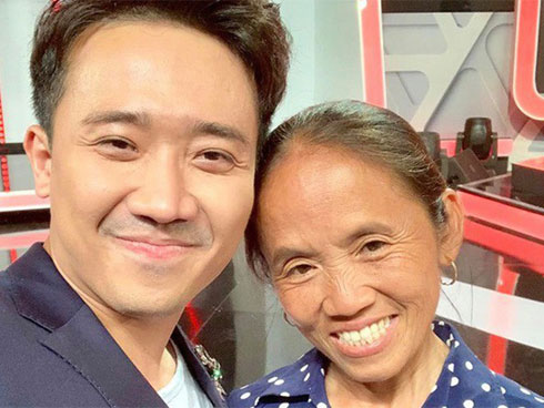 Xôn xao hình ảnh Bà Tân Vlog dùng 1 chiếc muôi vừa cho lợn ăn, vừa nấu những món siêu to khổng lồ-7