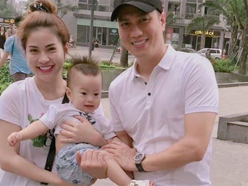 Hậu ly hôn, Việt Anh bày tỏ nỗi nhớ con trai cùng lời nói đầy ẩn ý: 'Đàn ông không lườm mà nhìn thẳng mặt luôn'