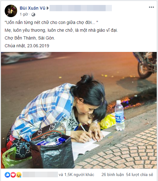 Khoảnh khắc người mẹ dạy con học bài bên vỉa hè giữa Sài Gòn náo nhiệt khiến dân mạng xúc động mạnh-1