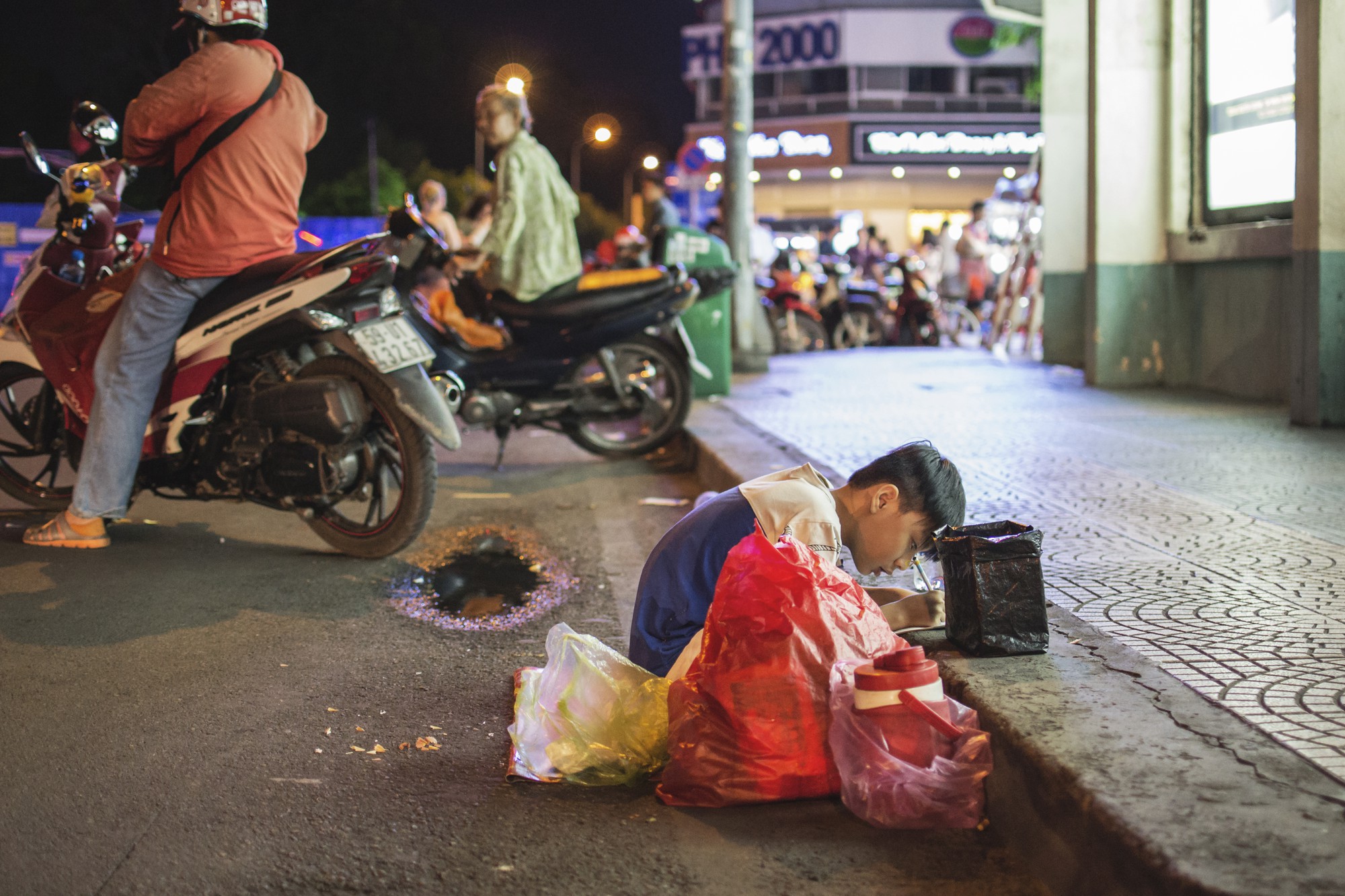 Khoảnh khắc người mẹ dạy con học bài bên vỉa hè giữa Sài Gòn náo nhiệt khiến dân mạng xúc động mạnh-3