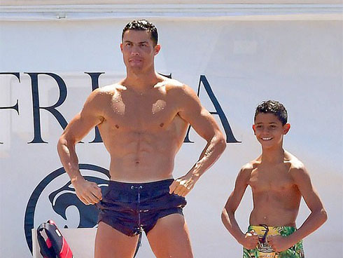 C.Ronaldo gây bão” khi dẫn bạn gái xinh đẹp đi hẹn hò cùng Michael Jordan-5