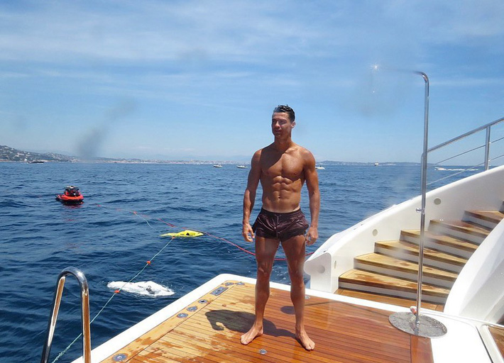 Cha con Ronaldo khoe thân hình một chín một mười, cô bạn gái nóng bỏng của CR7 cũng chẳng chịu kém cạnh-1