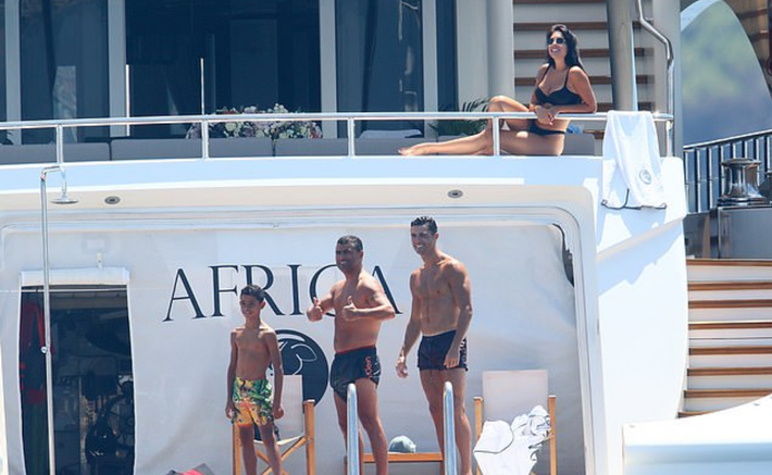 Cha con Ronaldo khoe thân hình một chín một mười, cô bạn gái nóng bỏng của CR7 cũng chẳng chịu kém cạnh-2