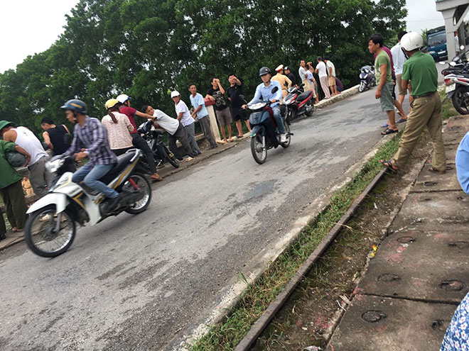 Lật thuyền trong đêm, 2 bà cháu rơi xuống sông mất tích-2