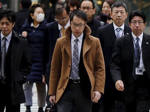 Nghịch ngợm làm hỏng đồ, bé trai 6 tuổi bị bố mẹ xích trước cửa nhà như động vật-3