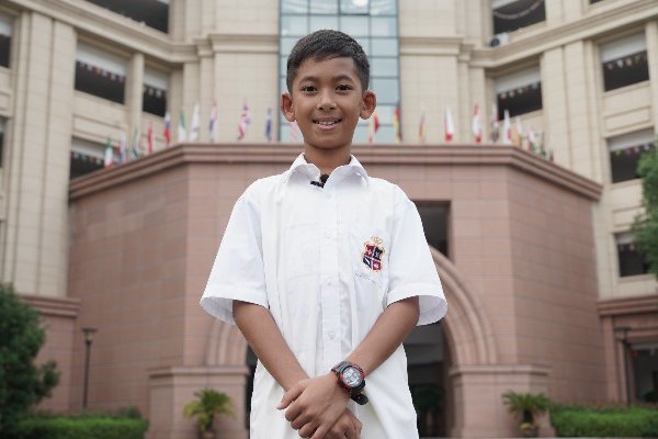 Cậu bé bán hàng rong nói 16 thứ tiếng đặt mục tiêu vào đại học-1