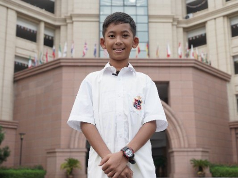 Xôn xao bức ảnh nam sinh cầm sách vở ra mộ cụ ôn bài trước ngày thi Đại học-3