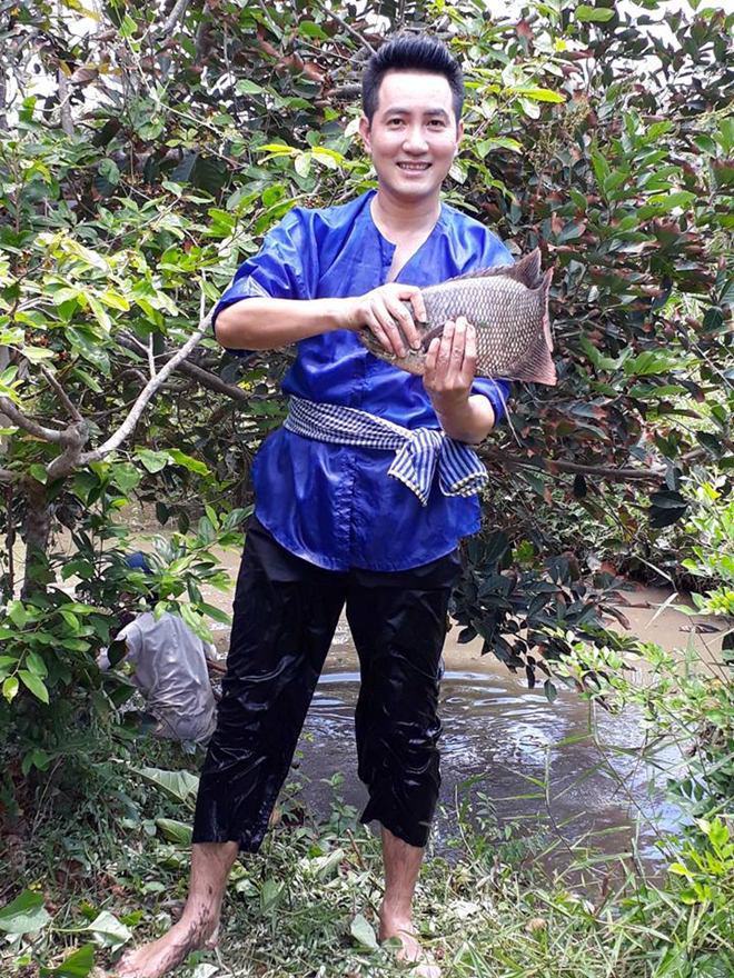 Hơn 40 tuổi chưa vợ con, trai đẹp Nguyễn Phi Hùng khiến chị em xấu hổ vì tài nấu ăn-2