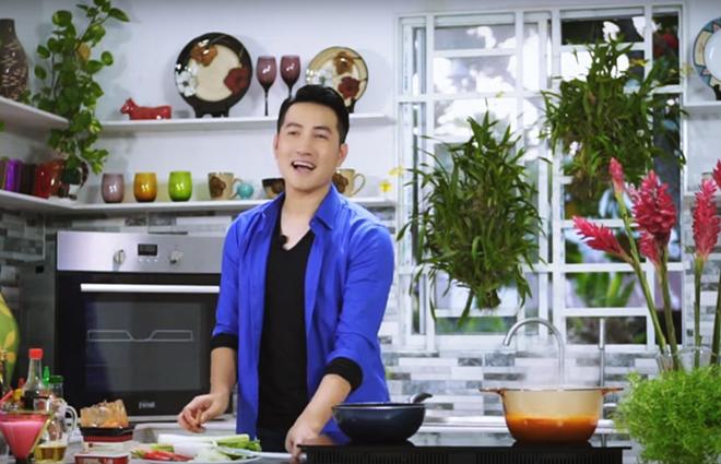 Hơn 40 tuổi chưa vợ con, trai đẹp Nguyễn Phi Hùng khiến chị em xấu hổ vì tài nấu ăn-3