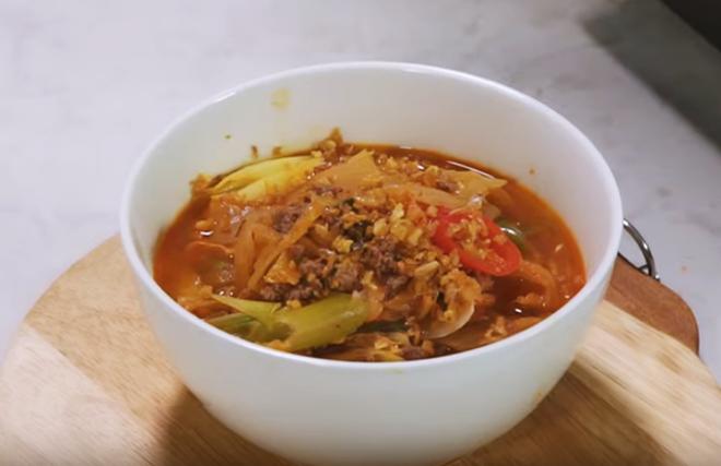 Hơn 40 tuổi chưa vợ con, trai đẹp Nguyễn Phi Hùng khiến chị em xấu hổ vì tài nấu ăn-4