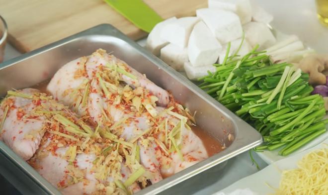 Hơn 40 tuổi chưa vợ con, trai đẹp Nguyễn Phi Hùng khiến chị em xấu hổ vì tài nấu ăn-13