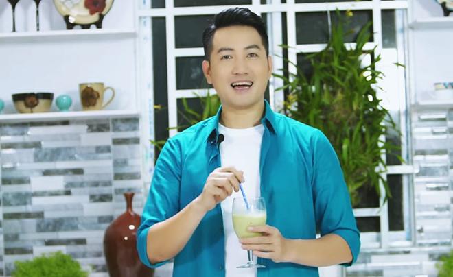 Hơn 40 tuổi chưa vợ con, trai đẹp Nguyễn Phi Hùng khiến chị em xấu hổ vì tài nấu ăn-14