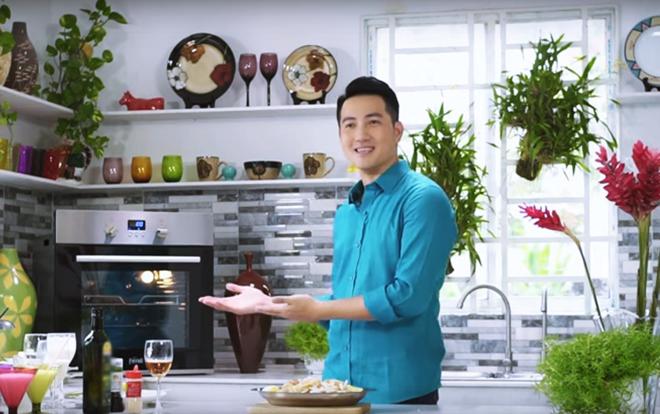 Hơn 40 tuổi chưa vợ con, trai đẹp Nguyễn Phi Hùng khiến chị em xấu hổ vì tài nấu ăn-15