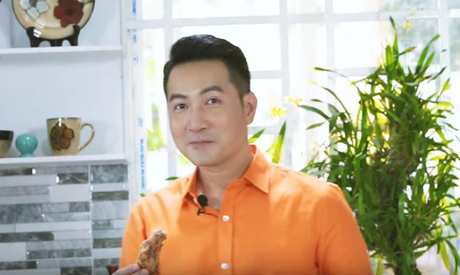 Hơn 40 tuổi chưa vợ con, trai đẹp Nguyễn Phi Hùng khiến chị em xấu hổ vì tài nấu ăn-7