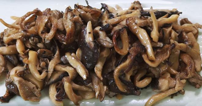 Hơn 40 tuổi chưa vợ con, trai đẹp Nguyễn Phi Hùng khiến chị em xấu hổ vì tài nấu ăn-5