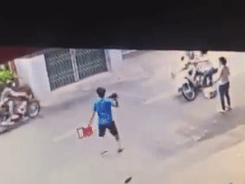 Người phụ nữ bị giật dây chuyền vàng ngã đập người xuống đường, điều đáng sợ hơn ở cuối clip-1