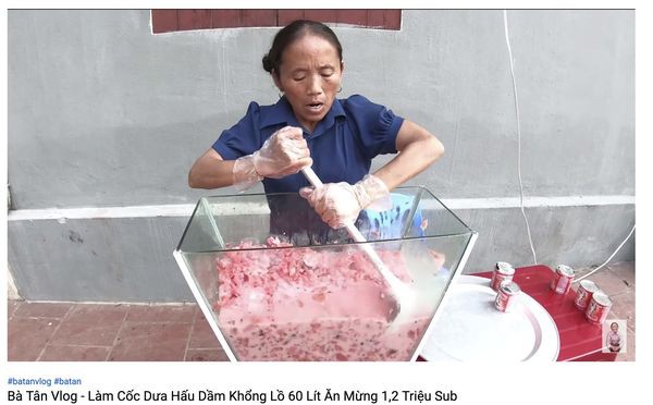 Xôn xao hình ảnh Bà Tân Vlog dùng 1 chiếc muôi vừa cho lợn ăn, vừa nấu những món siêu to khổng lồ-3