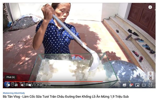 Xôn xao hình ảnh Bà Tân Vlog dùng 1 chiếc muôi vừa cho lợn ăn, vừa nấu những món siêu to khổng lồ-4