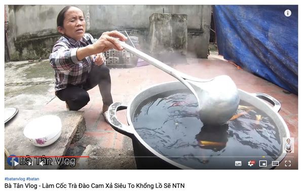 Xôn xao hình ảnh Bà Tân Vlog dùng 1 chiếc muôi vừa cho lợn ăn, vừa nấu những món siêu to khổng lồ-6
